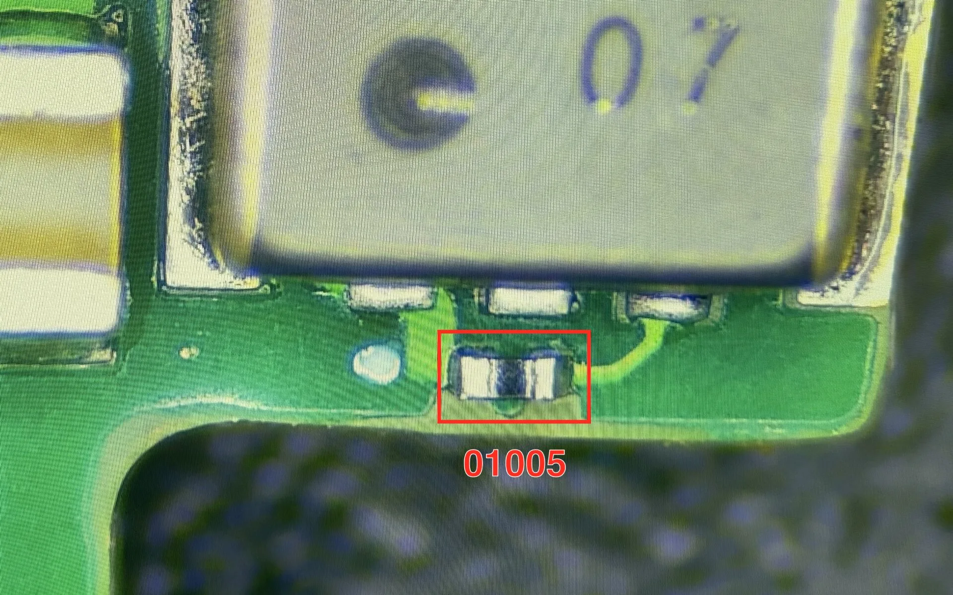 Componenta 01005 plasata pe un PCB de producție